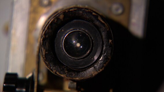 Die Linse des ersten Teleskop der Lübecker Sternwarte. © Bitte eintragen Foto: Bitte eintragen
