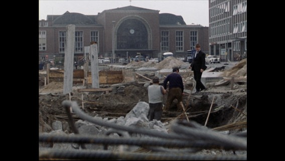 Eine alte Aufnahme zeigt Bauarbeiten vor dem Kieler HBF. © NDR 