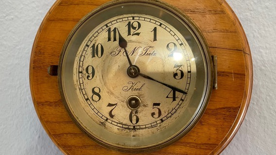 Eine historische Uhr. © NDR 