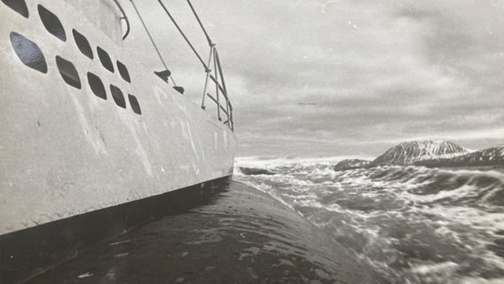 Ein altes Foto zeigt ein U-Boot auf hoher See. © NDR 