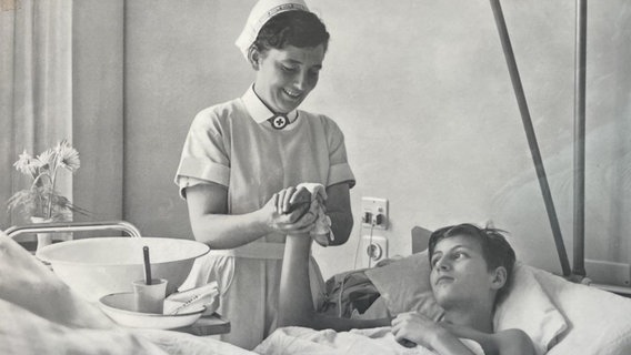 Eine historische Aufnahme einer Krankenschwester mit einem Patienten. © NDR Foto: NDR