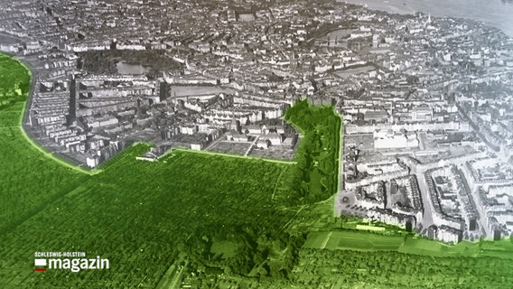 Auf einer alten schwarzweiß Fotografie von Kiel sind Bereiche grün eingefärbt. © NDR 
