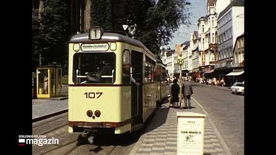 Ein historische Aufnahme zeigt eine Straßenbahn.de © NDR 