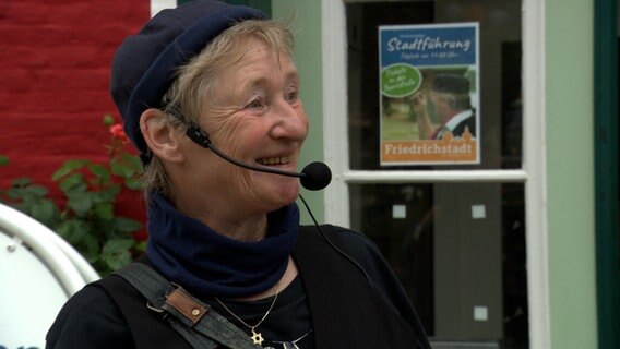 Eine Frau mit Mikrophon. © NDR Foto: NDR