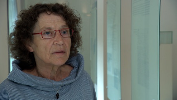 Eine Frau blickt in die Kamera. © NDR Foto: NDR