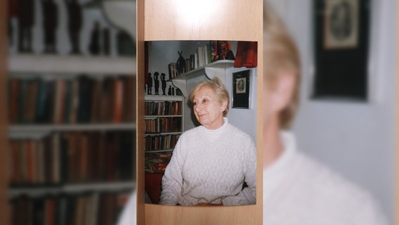 Eine Frau lächelt auf einem alten Farbfoto in die Kamera. © Bettina Goldberg Foto: Bettina Goldberg