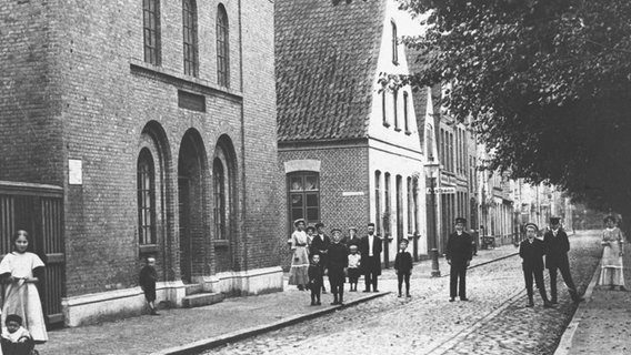 Eine Schwarzweiß-Aufnahme zeigt eine Synagoge um 1910. © Stadtarchiv Friedrichstadt 