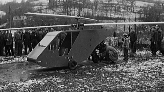Eine schwarzweiß Aufnahme zeigt einen Mini-Hubschrauber. © NDR 