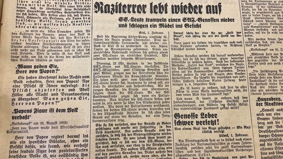 Ein abfotografierter Zeitungsartikel der Schleswig-Holsteinischen Volkszeitung. Die Überschrifft lautet: "Naziterror lebt wieder auf" © Stadtarchiv Kiel 