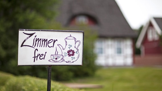 Schild "Zimmer frei" © dpa Foto: Arno Burgi