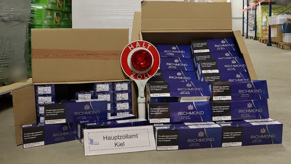 Zigarettenschachteln in offenen Kartons nach einer Kontrolle des Kieler Hauptzollamtes am Kieler Ostuferhafen. © Hauptzollamt Kiel Foto: Hauptzollamt Kiel