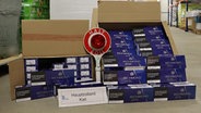 Zigarettenschachteln in offenen Kartons nach einer Kontrolle des Kieler Hauptzollamtes am Kieler Ostuferhafen. © Hauptzollamt Kiel Foto: Hauptzollamt Kiel