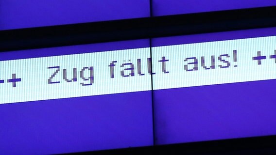 "Zug fällt aus" steht an einer Anzeigetafel in einem Bahnhof © picture alliance/dpa Foto: Bodo Marks