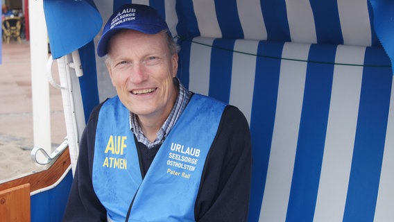 Ralf Winterberg sitzt in einem Strandkorb und lächelt für ein Foto in die Kamera © NDR Foto: Astrid Wulf