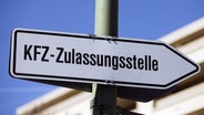 Ein Straßenschild mit der Aufschrift Kfz-Zulassungsstelle. © imago images / Emmanuele Contini Foto: Emmanuele Contini