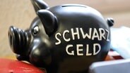 Ein Sparschwein für Schwarzgeld © dpa/picture alliance Foto: Fabian Bimmer