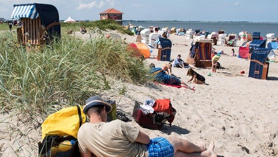 Zahlreiche Nordseeurlauber halten sich am Strand von Hooksiel auf. © Picture-Alliance / dpa Foto: Ingo Wagner