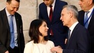 Bundesaußenministerin Annalena Baerbock (Grüne) spricht auf dem NATO-Gipfel in Brüssel mit Jens Stoltenberg, dem Generalsekretär des Verteidigungsbündnisses. © AP/dpa Foto: Geert Vanden Wijngaert