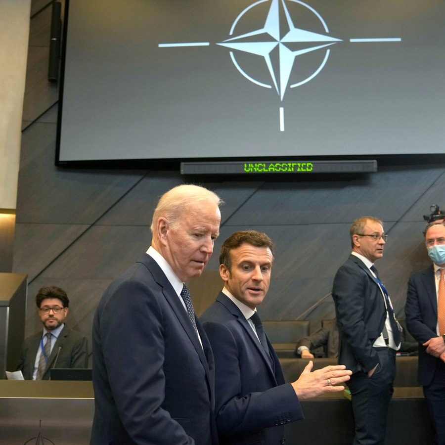 US-Präsident Joe Biden und sein französischer Amtskollege Emmanuel Macron beim NATO-Gipfel zum Krieg in der Ukraine in Brüssel. © AP/dpa Foto: Markus Schreiber