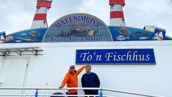 Schorse ist dort unterwegs, wo andere Urlaub machen. Er hat mit Michael Bergmann vom Hafenimbiss "To'n Fischhus" gesprochen. © NDR Foto: Bernd Drechsler