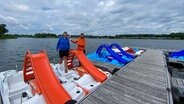 Schorse ist dort unterwegs, wo andere Urlaub machen. Er hat mit Nicole Wollgast vom Strand am Doktorsee gesprochen. © NDR Foto: Bernd Drechsler
