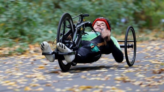 Sportler Bernd Jeffré beim Para Radsport. © Behinderten Sportverband Niedersachsen Foto: Das Fahrgastfernsehen / Markus Lampe
