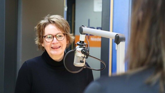 Daniela Behrens (SPD), Ministerin für Inneres und Sport, ist zu Gast bei Marlis Fertmann zu Gast in der Sendung. © NDR Foto: Luisa Müller