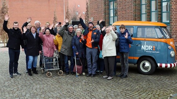 Schüssel-Schorse vor der Grundschule in Hoya mit vielen Besuchern © NDR Foto: Jessi Schantin