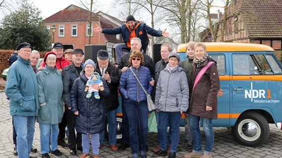 Schüssel-Schorse in Lilienthal auf dem alten Marktplatz © NDR Foto: Jessi Schantin