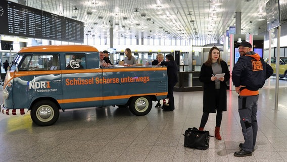 Schüssel-Schorse mit der Schorsetta im Flughafen in Hannover © NDR Foto: Jessi Schantin