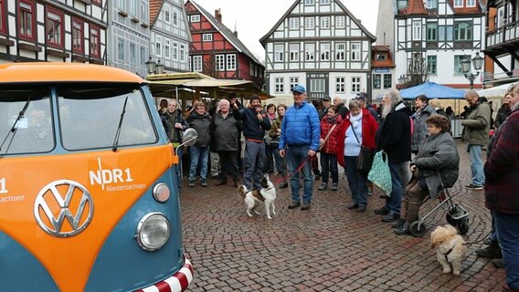 Schüssel-Schorse in Rinteln mit vielen Besuchern © NDR Foto: Jessi Schantin