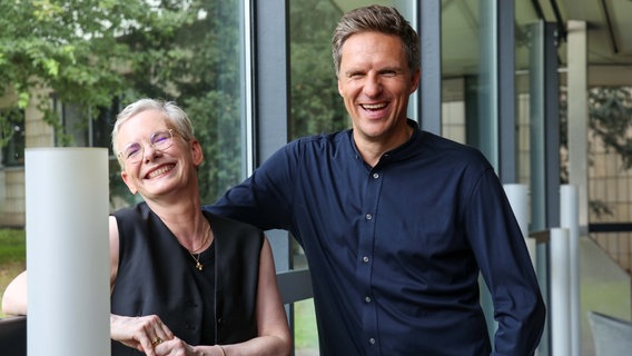 Petra Bahr und Arne-Torben Voigts lachen in die Kamera. © NDR Foto: Luisa Müller