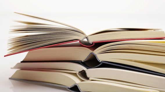 Bücherstapel © fotolia.com Foto: dondoc-foto