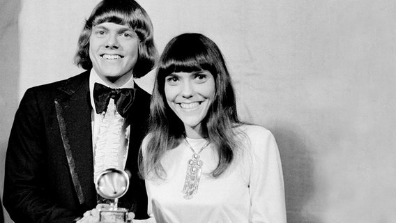 Richar und Karen Carpenter halten einen Grammy im Jahr 1971. © picture alliance / AP Photo Foto: Uncredited