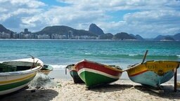 Drei Boote stehen an der Copacabana in Rio de Janeiro © picture alliance/Bildagentur-online Foto: Masci Giuseppe-AGF/Bildagentur-online