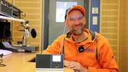 Schorse mit einem eingeschaltetem Dabbi DAB+ Radio mit NDR 1 Niedersachsen Staionstaste. © NDR Foto: Müller