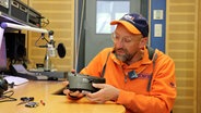 Schorse mit einem Dabbi DAB+ Radio. © NDR Foto: Müller
