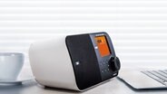 Ein DAB Radio in einem Büro © fotolia.com Foto: karandaev