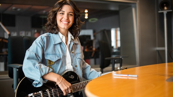 Sängerin Katie Melua spielt auf einer Duesenberg Gitarre. © NDR 