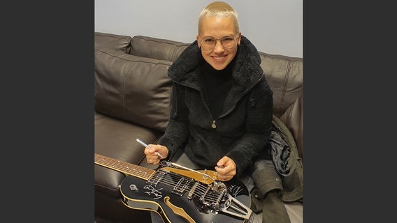Sängerin Stefanie Heinzmann unterschreibt eine Duesenberg Gitarre. © NDR 