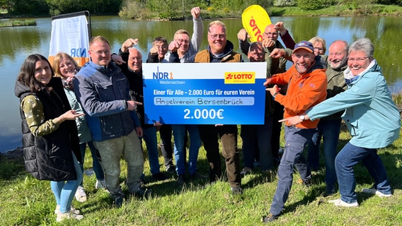 Schorse übergibt den 2.000 Euro Scheck an den Anglerverein Bersenbrück. © NDR Foto: Bernd Drechsler