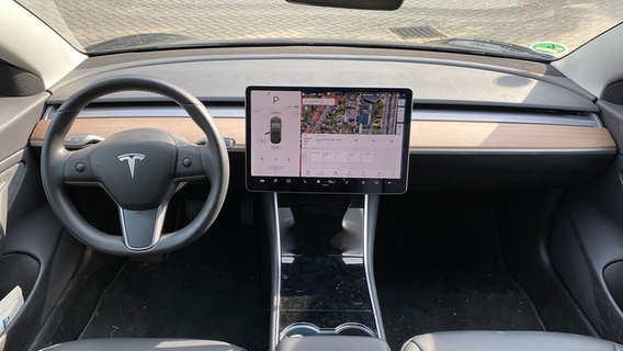 Das Cockpit des Tesla Model 3. © NDR Foto: Ania Schaal