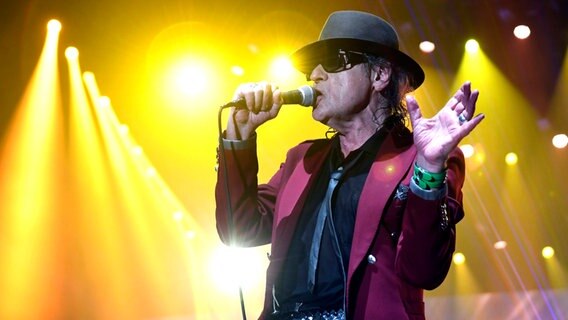 Udo Lindenberg live in der TUI Arena. © picture alliance / Geisler-Fotopress | Clemens Niehaus/Geisler-Fotopress 
