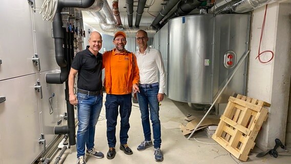 Schorse besucht Senger Gebäudetechnik in Osnabrück und spricht mit Henning Senger und Kai Schaupmann (re.). © NDR Foto: Bernd Drechsler