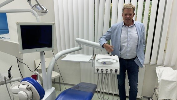 Schorse besucht Dr. Carsten Vollmer von der Zahnärztekammer © NDR Foto: Bernd Drechsler