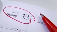 Freitag ist in einem Kalender rot umkreist. © Fotolia.com Foto: akf