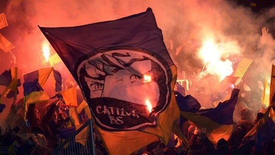 Braunschweig Fans zünden Bengalisches Feuer im Stadion in Hannover © dpa/picture-alliance.com Foto: Peter Steffen