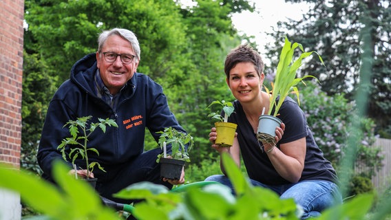 Redakteur Ralf Walter und Redakteurin Martina Witt mit neuen Pflanzen für das Gartenbeet. © NDR Foto: Luisa Müller