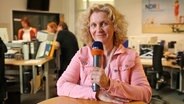 Moderatorin Anke Genius steht in der Redaktion von NDR 1 Niedersachsen. © NDR Foto: NDR