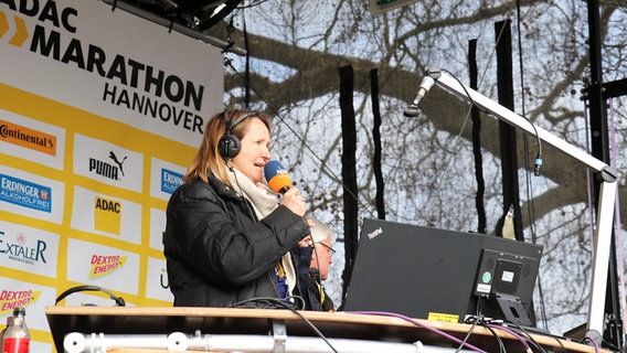 Susanne Neuß moderiert live beim Hannover-Marathon. © NDR Foto: Luisa Müller